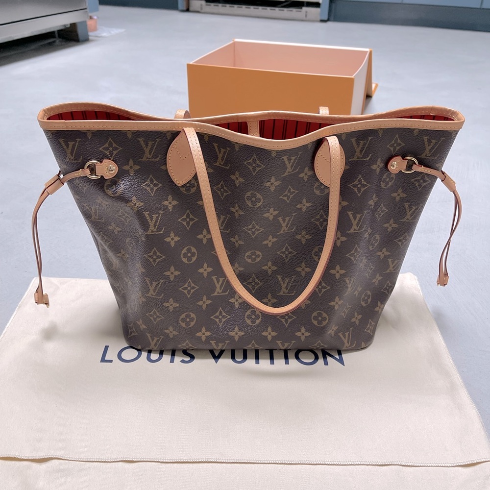 Louis Vuitton neverfull MM in monogram print and cherry red